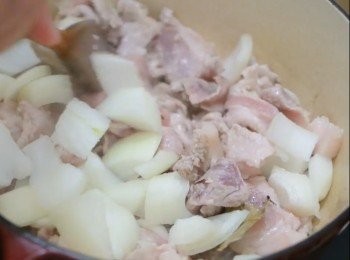 step3: 豬肉炒至半熟後加洋蔥