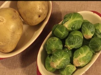 step3: 2隻薯仔去皮洗淨切條備用。
1/2 lb 小椰菜 Brussels Sprouts ，洗淨備用。