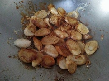 step2: 先熱鍋， 倒入橄欖油【得意的一天】， 放入薑絲爆香，約略1分鐘，等香氣出來，轉小火，放入麵腸，雙面都煎至呈金黃色，