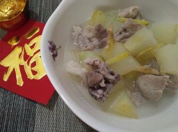step4: 再擺上吉祥春聯「福」和「招財進寶」字樣，能討個吉祥兆頭，