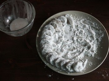 step2: 再來將醃好的蝦仁均勻的沾上太白粉後，輕輕的拍落多餘的乾粉備用。