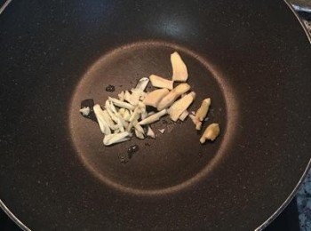step4: 鍋內放少許油，炒香蒜頭和薑片；