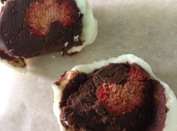 step2: 取出後可以用匙挖成一個個約10克左右的軟朱古力放在保鮮紙上放入自已喜愛的(冷凍草莓/果汁軟糖/果仁/咖啡豆<任何一種等等)搓成球狀