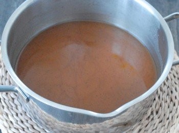 step4: 然後將紅棗泥和片糖放入煲內，用中火煮至糖溶化，待涼備用