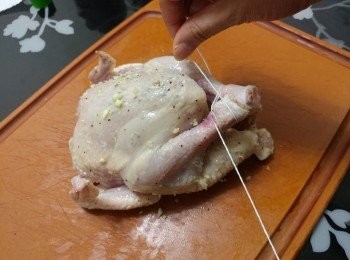 step6: 焗製之前2小時前將雞取出回溫; 用繩子將<a href="https://bit.ly/3kLFTWO" target="_blank" data-keyword="雞腳" class="guide-link"><strong>雞腳</strong></a> <span style="display:inline-block;vertical-align:middle;margin-top:-3px;color:initial;border-radius:3px;padding:2px 3px;font-size:12px;line-height:14px;background:#87d300;color:#fff;">即買</span> 重疊繫好