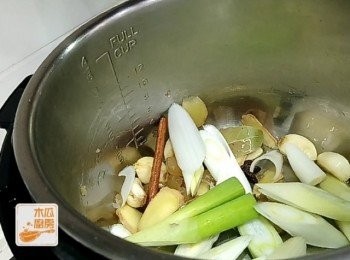 step3: 京蔥斜切件後加入