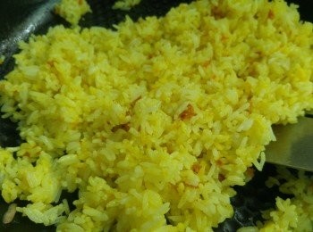 step4: 再將白飯落鑊炒到白飯轉成黃色。