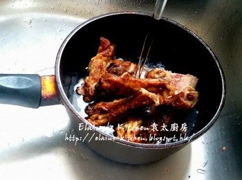 step1: 燒豬骨放入煲內 , 加水用中火煮至滾 , 盛起用水沖一沖洗油份及碎骨後瀝乾