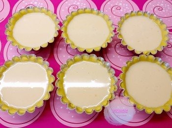 step7: 每個撻倒入8成滿的<span class="group_2">蛋漿</span>，準備好就可以入焗爐。轉下火，先將<span class="group_1">撻皮</span>部分焗熟，約10-15分鐘。