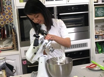 step1: 預熱焗爐100度。用加有少許醋的廚房紙抹攪拌盤與打蛋器，確定器具沒有沾附油或水 （影響蛋白的打發）