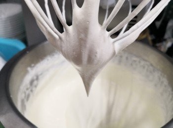 step2: 淡忌廉打至7成起，置雪櫃備用