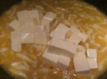 step3: 先將粟米蓉加熱, 將菇同炒和落<span class="group_2">調味料</span>炒勻, 之後再落豆腐粒輕手炒勻。