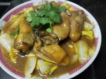 step5: 做法 :

將金蠔用濕布稍為抺乾清潔 , 再用慢火煎至金黃色上碟備用 , 再起鑊爆香蒜頭 , 乾蔥 , 薑片放入津白爆炒 , 在鑊邊贊少少黃酒 , 放入少少糖 , 鹽 , 少少雞粉粉熟上碟 .

再爆香蒜頭 , 乾蔥加約 100ml 水 , 蜜糖 ,  雞粉 , 胡椒粉煮滾 , 將金蠔回鑊煮至滾起 , 少少麻油 , 生粉水埋芡 , 將金蠔放上津白面 , 再將蜜汁淋上 , 完成 .