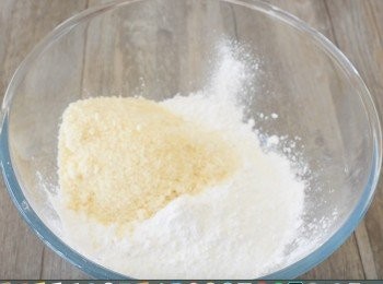 step1: 將糯米粉、木薯粉和芝士碎放入大碗內拌勻