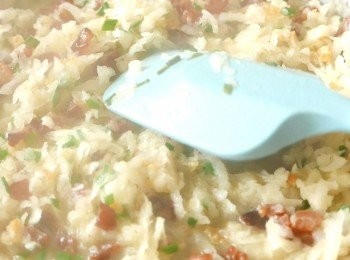 step7: 下白蘿蔔雞粉、糖、白胡椒粉和薑汁炒勻，調至小火煮5分鐘後離火。