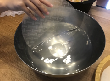 step1: 先準備一盆暖水，將米紙浸再暖水中約5秒