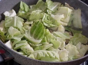 step4: 將椰菜加入炒勻。