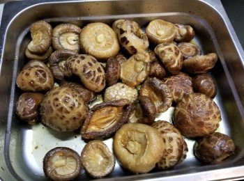 step1: 可以蒸定一批冬菇分開一包包放入冰箱慢慢用,蒸冬菇方法:冬菇先浸30分鐘，然後浸冬菇水唔好要，怕有硫磺，再洗淨用第二次水浸軟後，用砂糖，生抽，酒，麻油，加少少浸冬菇嘅水去蒸15分鐘先炆或炒餸，包你d冬菇會好食好多.