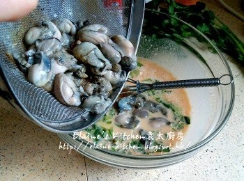 step6: 加入芫茜碎及蠔仔輕輕拌勻