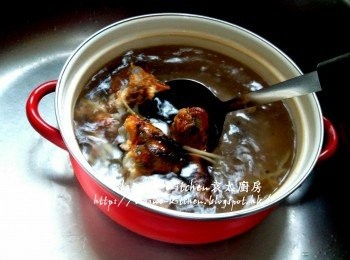 step5: 燒豬骨放入煲內 , 加入薑絲 , 加入適量水拌勻 先用中火煮滾 , 盛起面上泡泡去掉