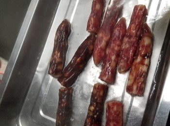 step12: 臘腸用熱滾水浸約5分鍾