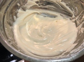 step1: 蛋白在大碗中用打起，加入白麵粉及生粉攪勻至糊狀