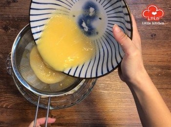 step7: 使用隔篩倒入蛋液