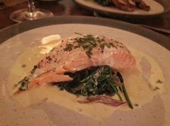 step7: 從焗爐取出三文魚，放在菠菜上，淋上忌廉汁便成。