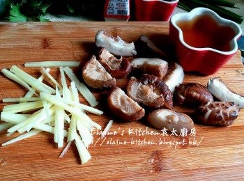 step2: 期間將冬菇切半 , 浸菇水留用 , 薑去皮切條