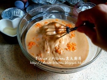 step7: 去穀後將鹹蛋黃 , 鹹蛋白分開 , 用叉將鹹蛋黃壓成蓉 , 加入麵糊內拌勻