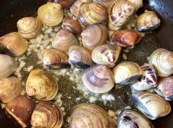 step3: 燒熱油鑊，爆香蒜蓉後下蜆炒匀，加白酒炒勻然後加蓋。