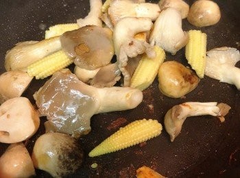 step4: 同一隻鑊爆香乾葱、薑和蒜，放入粟米芯、草菇和秀珍菇炒香至微焦，加入菜芯苗。