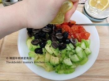step2: 加入半個檸檬汁、兩湯匙橄欖油、1/4茶匙蒜蓉及1/2茶匙Parsley ，