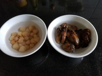 step5: 沖洗一次後，用清水浸泡至軟身