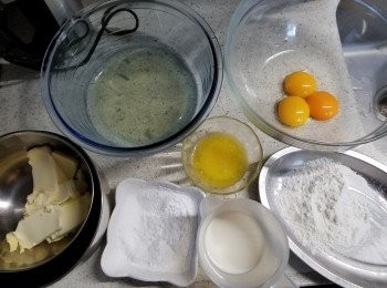 step2: 預備好所有材料:忌廉芝士100g先用熱水座溶待用,牛油30g亦用熱水座溶,蛋黃3隻,蛋白3隻,糖霜50g低筋麵粉20g粟粉10g(糖霜獨立過篩,底筋麵粉及粟粉可以混合一起過篩備用)