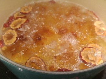 step3: 將桃膠、雪蓮子、紅棗和冰糖水同煮20分鐘。