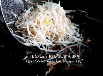 step14: 加入雪菜粒及鴨絲拌勻快炒數分鐘 , 加入銀芽 , <span class="group_2">調味料</span>及1碗水拌勻