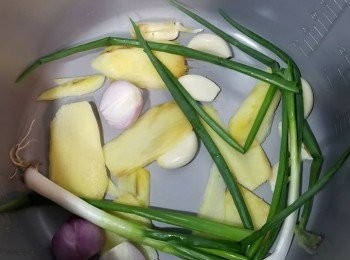 step4: 另一飯煲內，舖上蒜頭，蔥頭，蔥及薑片。