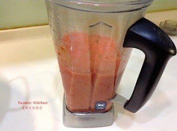 step4: 把番茄/洋蔥/大蒜放入食物調理機中，攪打成泥狀 （或使用一般果汁機，份量多可以分2次操作，攪打較細）
