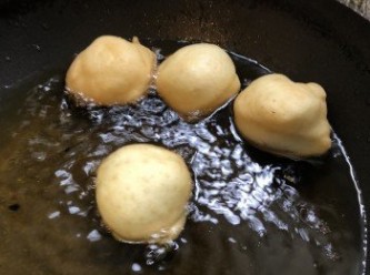 step3: 將蛋白糊包入豆沙蓉搓成球狀，放入約120-150度熟油，慢火炸至兩面金黃色