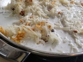 step7: 將粉槳加入蘿蔔絲中炒勻。