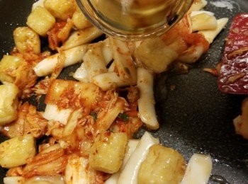step6: 再加入30g食用開水炒至收汁即可
