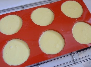 step10: 倒入奶黃糊