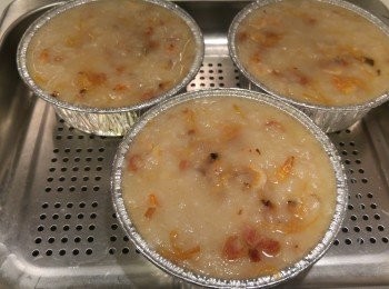 step15: 蒸熟後表面會有水份, 請保留讓蘿蔔糕自己吸收。