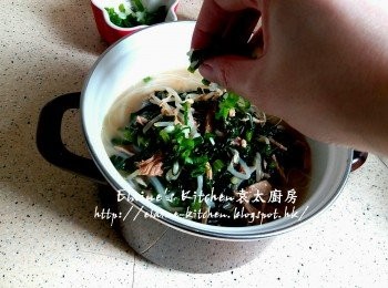 step17: 淋上鴨骨湯 , 放上雪菜火鴨絲 , 最後灑上蔥粒即可