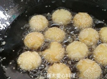 step4: 有微金黄色,開中小火炸透,至金黄色,並撹動時很輕身。