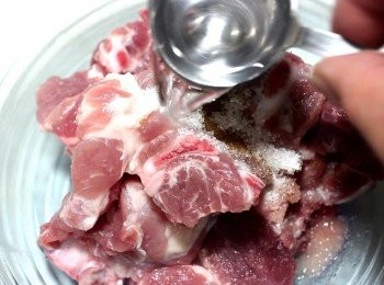 step6: 蕃薯粉適量, 需全部沾滿排骨。靜放一會, 反潮後再炸, 效果更好。
雞肉及排骨可同時油炸。
雞肉可先撈起。
把排骨全部撈起, 等油温上升後, 再全部放入, 顏色更好看。