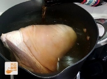 step1: 元蹄清理豬毛後，清洗乾淨放入水和少許花雕酒中出水，水滾後煮15分鐘，再次沖洗乾淨備用