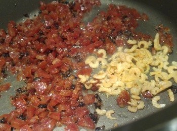 step5: 加蝦米同炒。