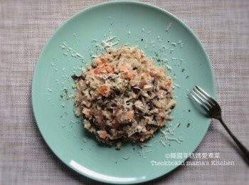 step6: 上碟後灑上少許巴馬臣芝士碎及parsley ，